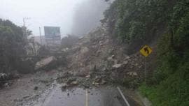 (video) Derrumbe de cerro en Querétaro; cierran carretera en Pinal de Amoles