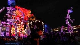Inauguran Ofrenda Monumental y alumbrado por Día de Muertos en el Zócalo capitalino