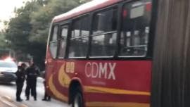 Unidad de Metrobús se incendia en la colonia Álamos