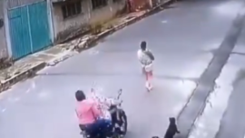 Video| Pareja en motoneta atropella a madre con bebé en brazos, Chalco