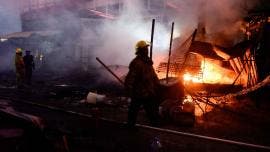 Fotos y videos: Incendio consume al menos 25 locales del Mercado Central de Acapulco