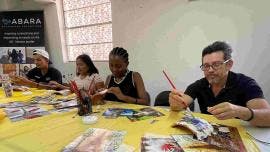 (fotos) ONGs en Ciudad Juárez enseñan a migrantes a crear artesanías para subsistir 