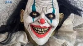 roba mascara payaso Merced Balbuena