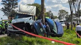 Tráiler embiste automóvil en la Toluca-Palmillas; hay dos muertos