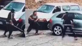 (video) Hombre amenaza a una mujer con un tubo, pero ella responde con una escopeta