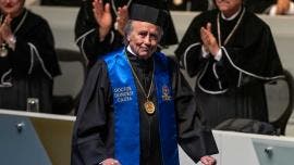 Joan Manuel Serrat se hace camino al andar en Nuevo León con un doctorado honoris causa (EFE)