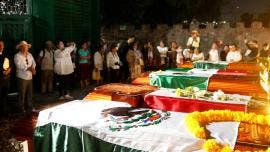 Familiares de víctimas de ‘Guerra Sucia’ protestan con féretros en Guerrero 