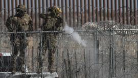 (fotos) Guardia Nacional de Texas dispara bolas de pimienta a migrantes