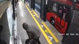 indigente Canal San Juan Metrobus arroja policia