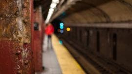 Indigente sufre quemaduras en metro de NY una semana después de un caso similar
