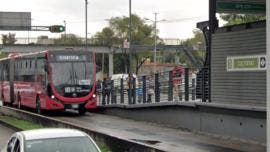 Metrobús atropella a peatón en estación Coltongo de Línea 3