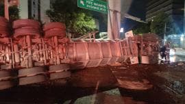 vuelca pipa Periferico Sur