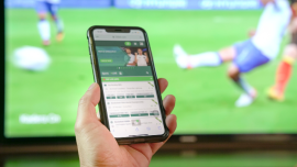 Imagen principal del artículo: una persona realizando una apuesta en vivo durante un partido de fútbol.