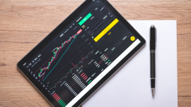Imagen principal del artículo: Una tablet que muestra gráficas financieras con datos y tendencias en su pantalla.