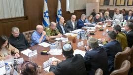 Israel aprueba alto el fuego e intercambio de rehenes por presos con Hamás