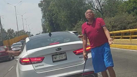 Vehículo blanco detenido sobre la avenida Churubusco, con un hombre junto al auto, agrediendo e intimidando verbalmente a los pasajeros de otro vehículo.