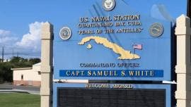 La Unión Estadounidense por las Libertades Civiles (ACLU), junto a otros defensores de los derechos humanos, presentaron este sábado una demanda contra la Administración de Donald Trump para intentar frenar el traslado de diez migrantes a la base militar de Estados Unidos en Guantánamo