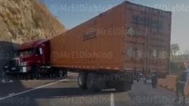Caos vial en Chamapa-Lechería tras asesinato de chofer de tráiler