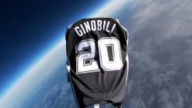 NBA manda al espacio jersey de Manu Ginobili.
