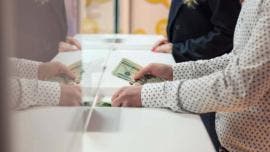 Congresistas hispanos de EU exigen rechazar el impuesto del 5% a las remesas