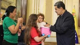 Nicolás Maduro con niña venezolana