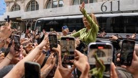 Karol G sorprende a sus fans en el pop up de ‘Tropicoqueta’ en Nueva York