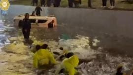 VIDEOS | Rescatan a automovilistas atrapados bajo el agua en el Viaducto