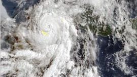 Flossie se intensifica a huracán categoría 2 frente a costas de Michoacán, Jalisco y Colima