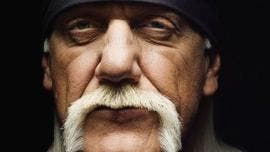 Hulk Hogan, cuyo nombre real era Terry Bollea, fue una figura clave en la transformación de la lucha libre profesional en un fenómeno de entretenimiento masivo. 