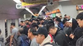 reanudan servicio Linea 7 Metro persona arroja vias