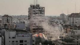 Así cayó un edificio de 14 pisos este martes en Gaza