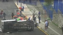 Camioneta vuelca en Tlalpan y pollo termina en el pavimento
