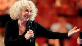 Carole King, tras ser vacunada dedica canción contra la Covid-19