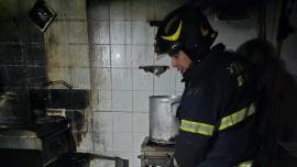 extinguen incendio bomberos Parque Delta