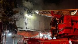 (videos) Bomberos controlan incendio en bodega de tenis en Tepito