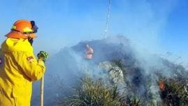 Protección Civil combate incendio en el Cerro de la Silla, Nuevo León