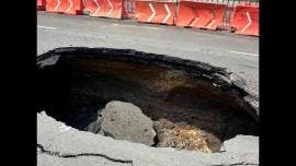Segiagua atiende dos socavones en Calzada Ignacio Zaragoza, Iztacalco