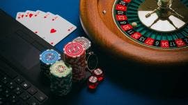 Casino digital con promociones y tragamonedas en computadora portátil