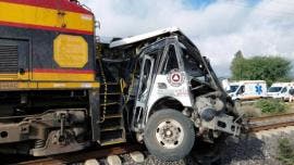 Choque entre autobús y tren