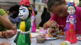 Ofrenda de Día de Muertos en un museo de la Ciudad de México con elementos tradicionales mexicanos.