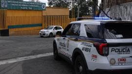 A su llegada a la Rectoría de la UNAM, los estudiantes colocaron flores y realizaron un homenaje en memoria de Jesús Israel
