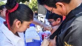 Ante el resurgimiento del sarampión en el país, autoridades sanitarias implementaron el mega centro de vacunación en el Estadio Olímpico Universitario. 