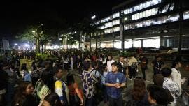 van 32 muertos terremoto Filipinas.jpg