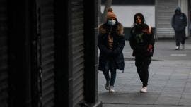 Como medidas de prevención, se recomienda utilizar crema para proteger e hidratar la piel contra el frío, evitar exponerse a cambios bruscos de temperatura, ingerir abundante agua y consumir frutas y verduras 