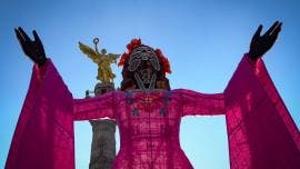 Catrinas y catrines desfilaron con rostros decorados y atuendos elaborados, acompañados por patinadores, bailarines y músicos