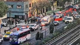 Paramédicos de Protección Civil atendieron al uniformado, quien posteriormente fue trasladado a un hospital para recibir atención médica
