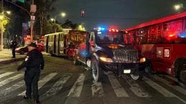 Tras el choque, los agentes realizaron cortes a la circulación para evitar otros incidentes y subieron al transporte para verificar si había personas lesionadas
