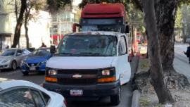 Una unidad del Metrobús de la Ciudad de México se vio involucrado la mañana de este martes en un choque vial 