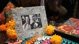 Altar del Día de los Muertos en la Embajada de México en Rabat con fotos, velas, pan, flores de cempasúchil y objetos que recuerdan a María Félix y Jorge Negrete.