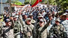 Diosdado Cabello, acompañado de seguidores del gobierno